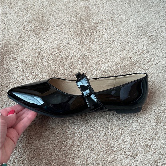 Olivia & Kate Patent Bow Flats - Picture 2 of 7